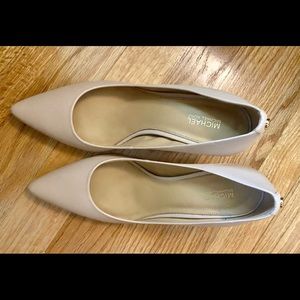 Michael Kors beige pump heel